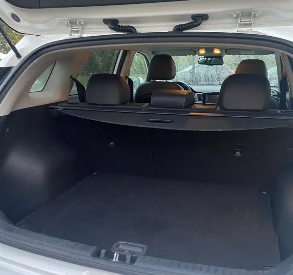 Coffre de la Kia Niro hybride pour les bagages, VTC à Toulouse
